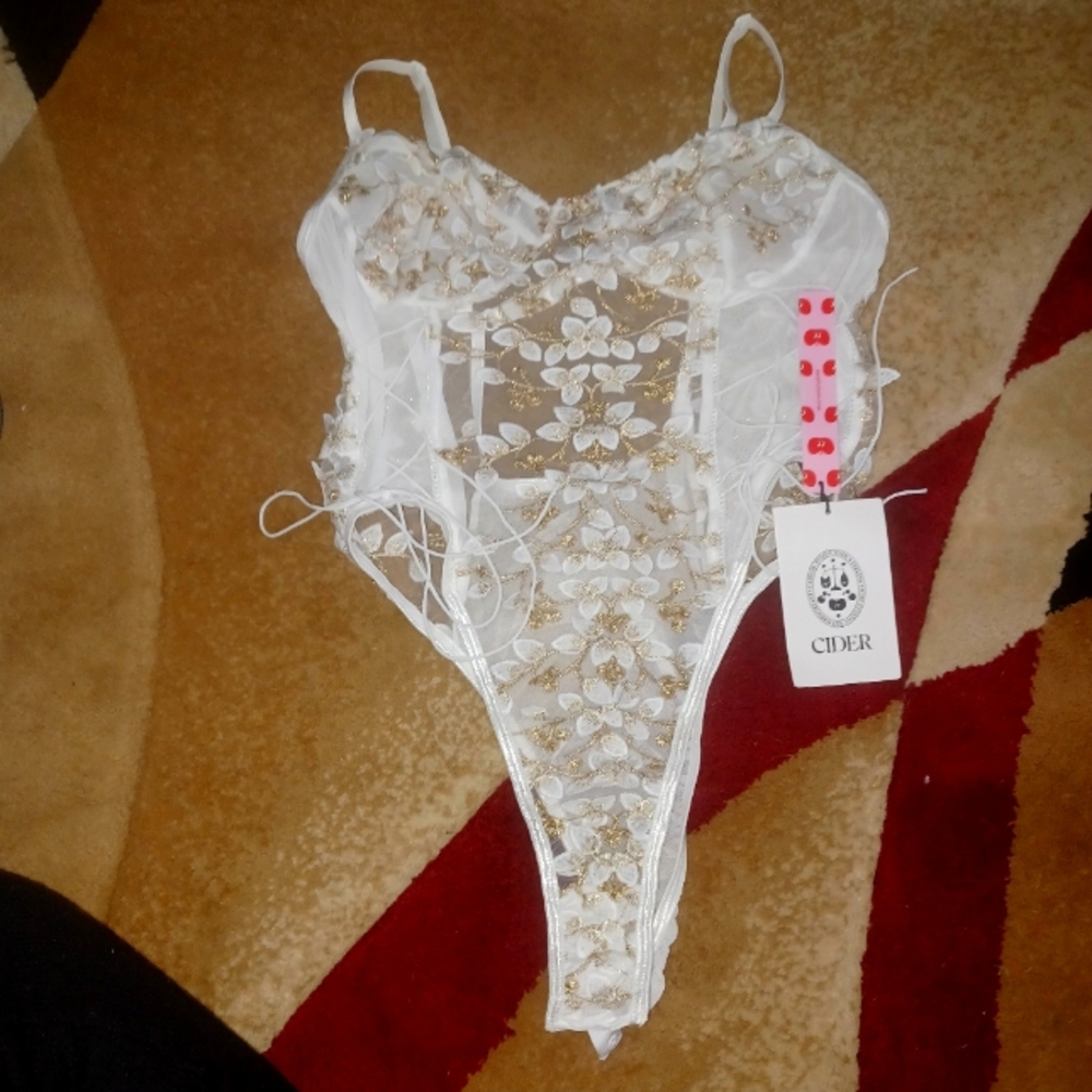 Cider White Floral Lace Bodysuit NWT